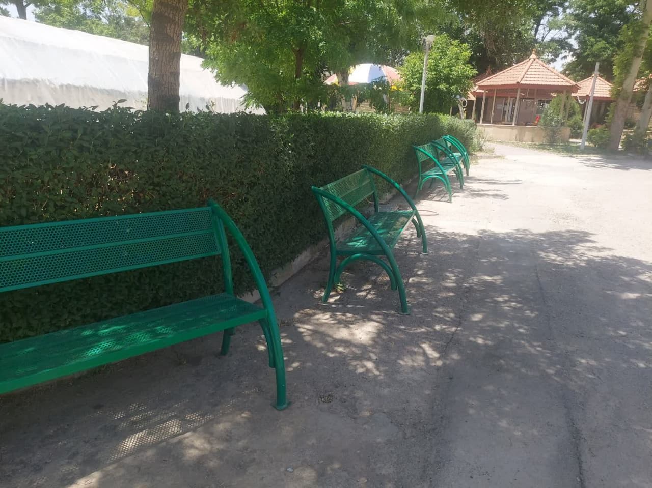 نیمکت های حیاطی نصب شده در دانشگاه
